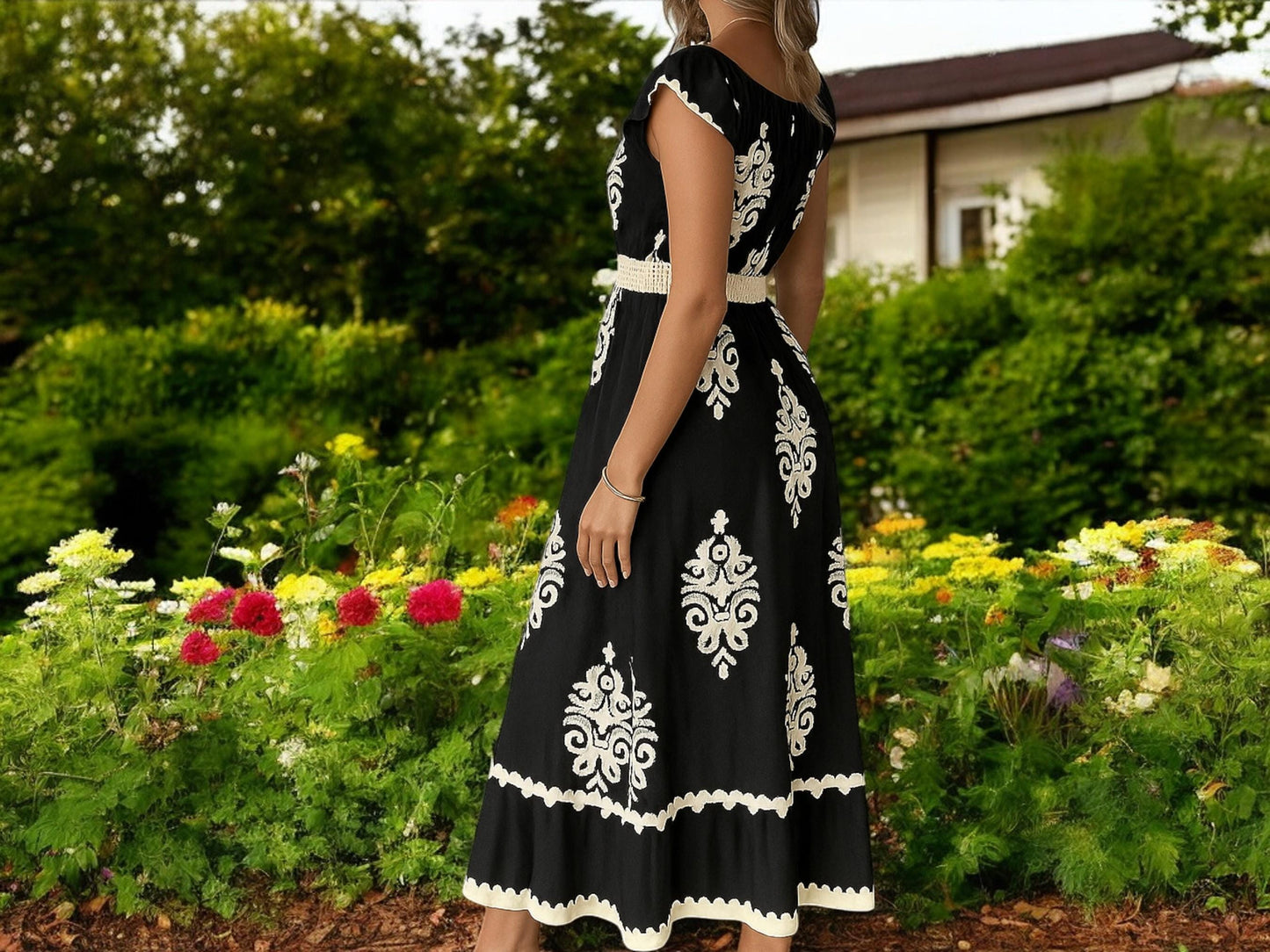 Vestido Maxi Boho en Blanco y Negro – Vestido de Verano con Escote en V, Mangas Cortas y Cintura Fruncida, Elegante Vestido Largo con Estampado Floral Étnico