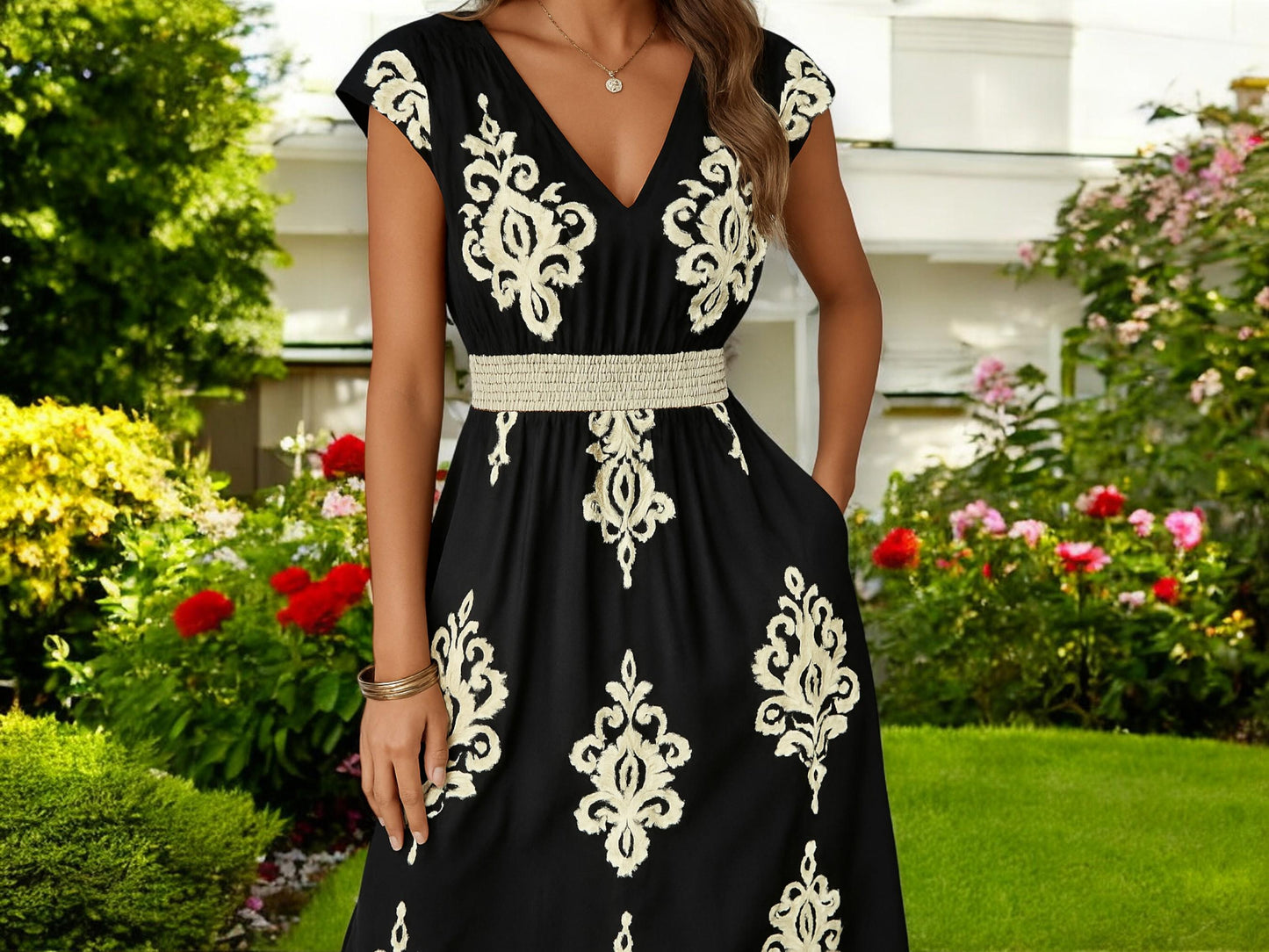 Vestido Maxi Boho en Blanco y Negro – Vestido de Verano con Escote en V, Mangas Cortas y Cintura Fruncida, Elegante Vestido Largo con Estampado Floral Étnico