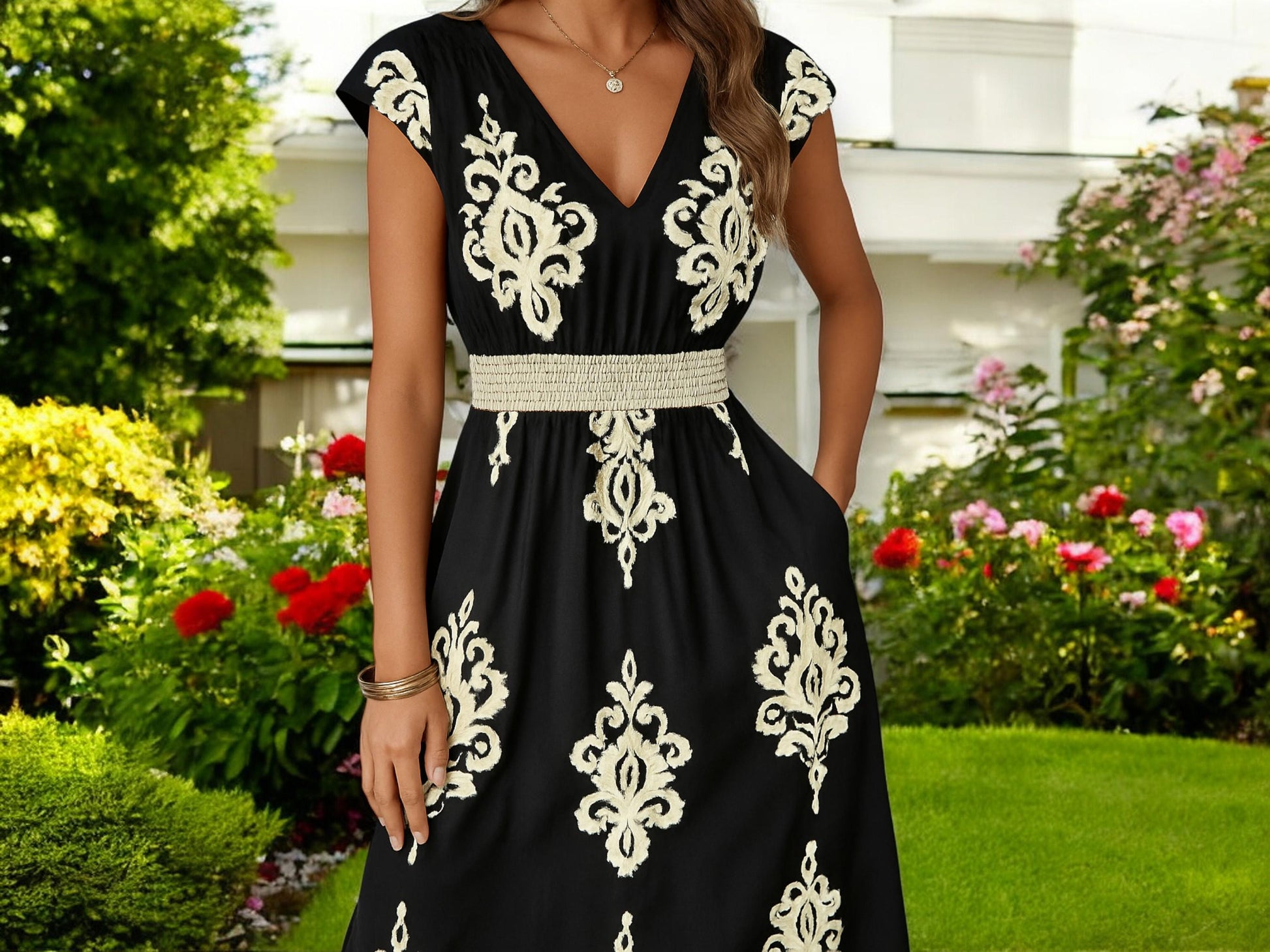 Vestido Maxi Boho en Blanco y Negro – Vestido de Verano con Escote en V, Mangas Cortas y Cintura Fruncida, Elegante Vestido Largo con Estampado Floral Étnico