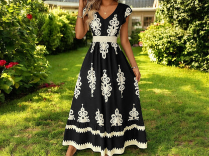 Vestido Maxi Boho en Blanco y Negro – Vestido de Verano con Escote en V, Mangas Cortas y Cintura Fruncida, Elegante Vestido Largo con Estampado Floral Étnico